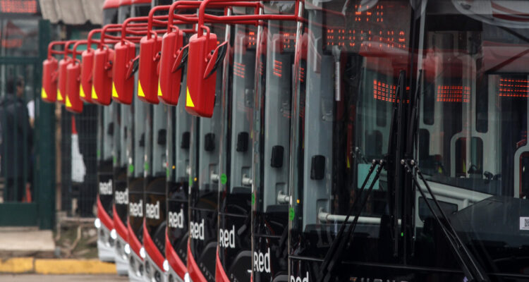 Huelga de conductores RED paraliza más de 50 recorridos en Santiago: revisa líneas afectadas aquí