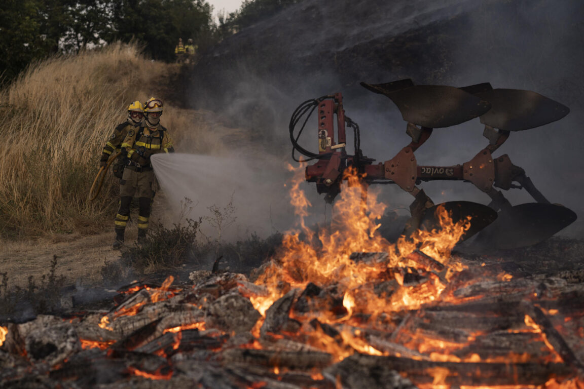 Bomberos en las labores de extinción del incendio que afecta al municipio de Monterrey, en la provincia española de Orense 