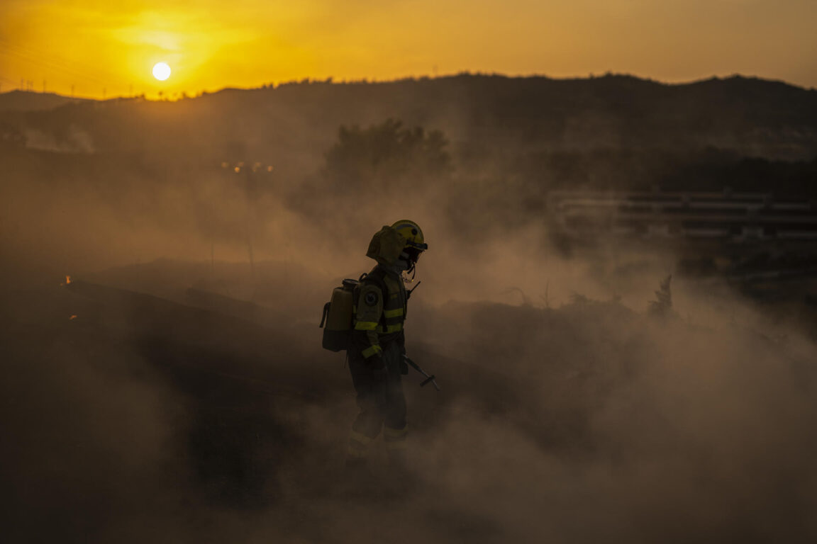 Bomberos en las labores de extinción del incendio que afecta al municipio de Monterrey, en la provincia española de Orense 