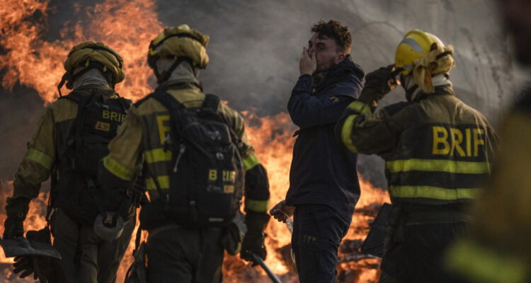 Bomberos en las labores de extinción del incendio que afecta al municipio de Monterrey, en la provincia española de Orense