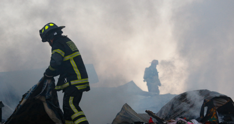 Una vivienda resulta destruida por incendio en zona costera de Valdivia: una persona damnificada