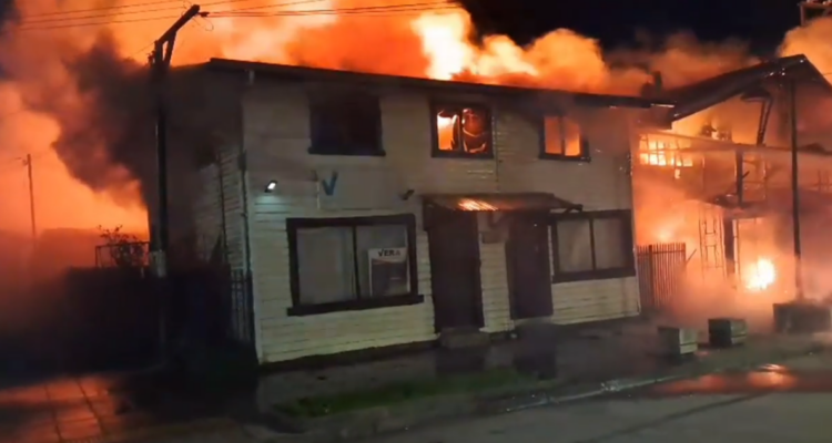 Adulto mayor muere en incendio que destruyó una casa y dos locales comerciales en Futrono