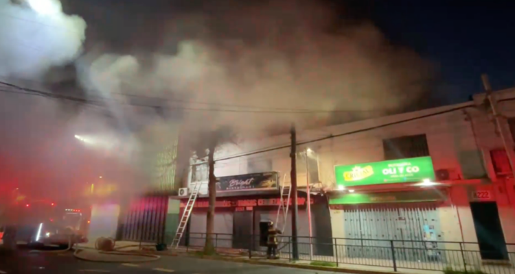Incendio destruye un restaurante y una botillería en La Cisterna
