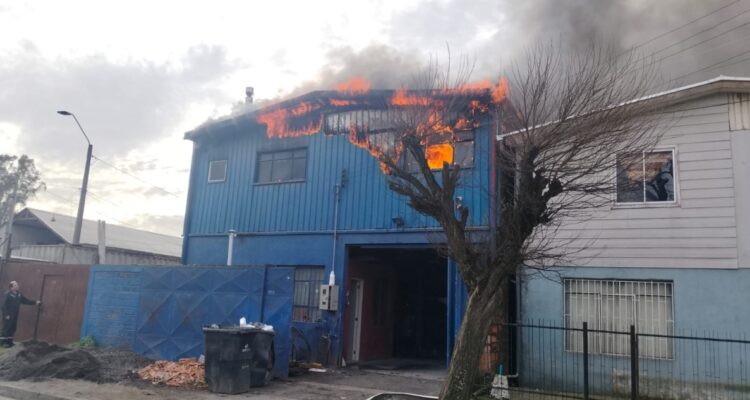Incendio en taller mecánico de Barrio Norte