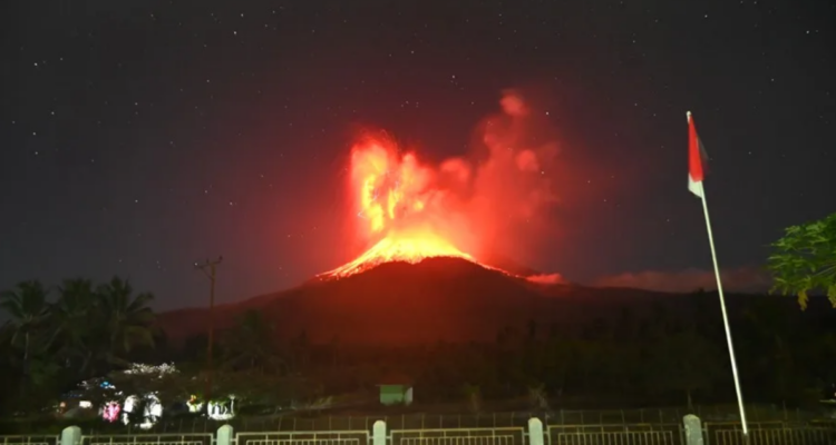 Indonesia en alerta máxima por erupción de volcán Lewotobi