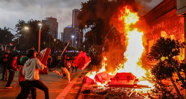 Indonesia revoca privilegios a sus diputados tras protestas marcadas por la violencia
