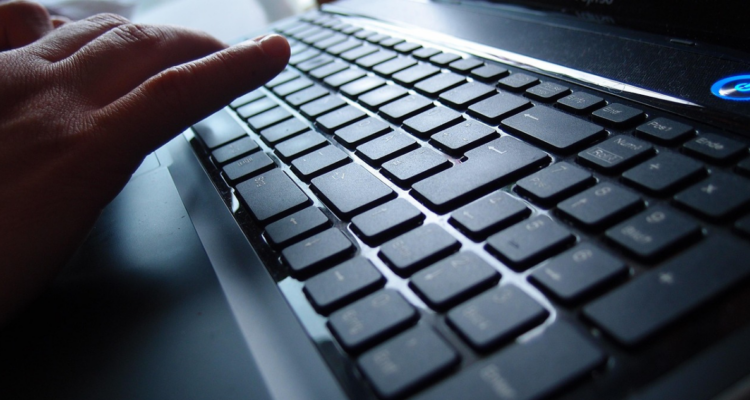 Persona escribiendo en un teclado
