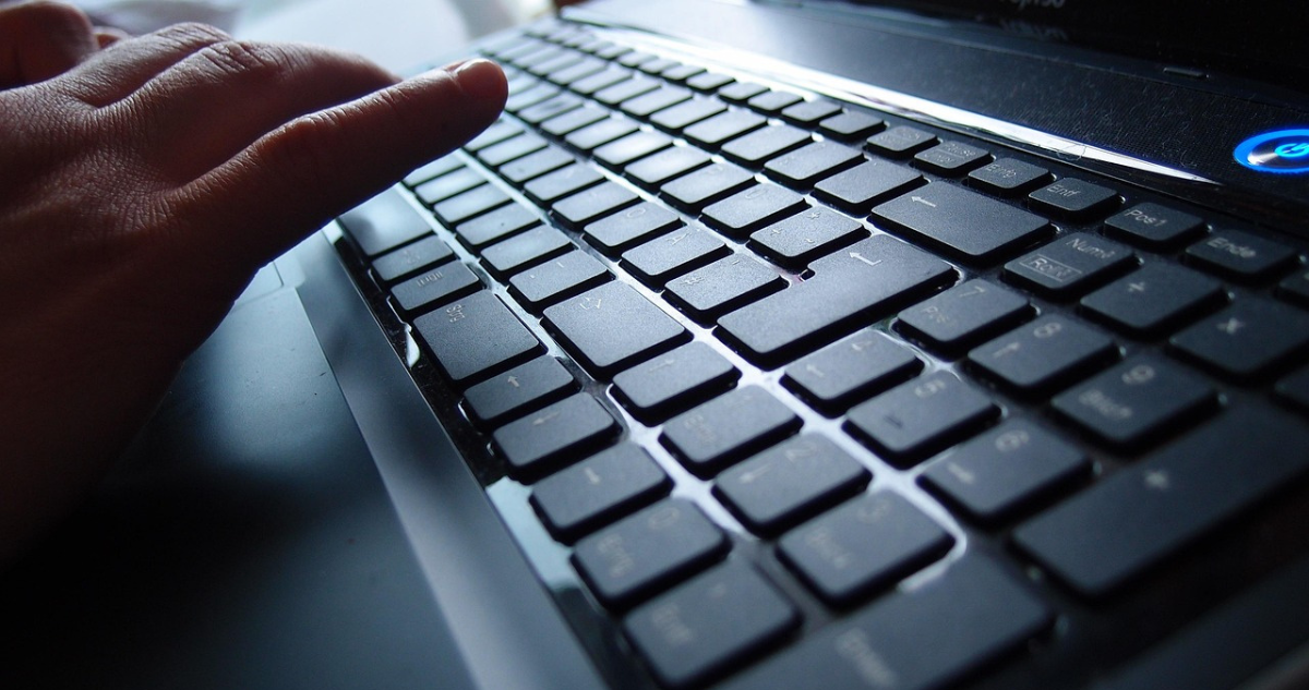 Persona escribiendo en un teclado