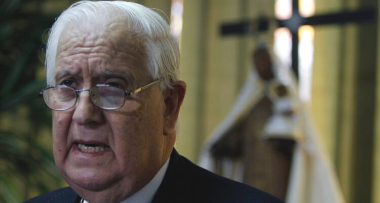 Internan por delicado estado de salud a Alejandro Goic, obispo emérito de Rancagua