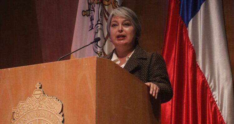 Jara indica que no propone nacionalización del cobre desconociendo su programa a primarias