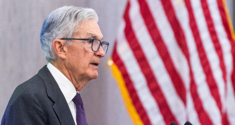 Powell admite que podrían bajar los tipos de interés y que riesgos económicos “están cambiando”