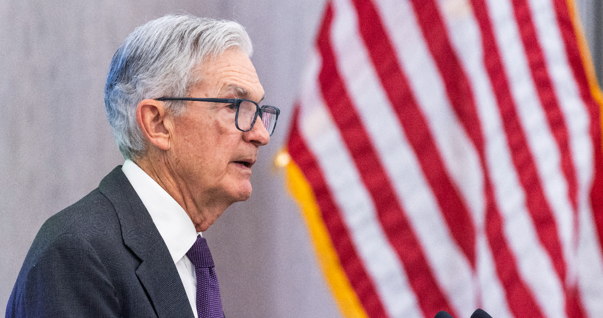 Powell admite que podrían bajar los tipos de interés y que riesgos económicos “están cambiando”
