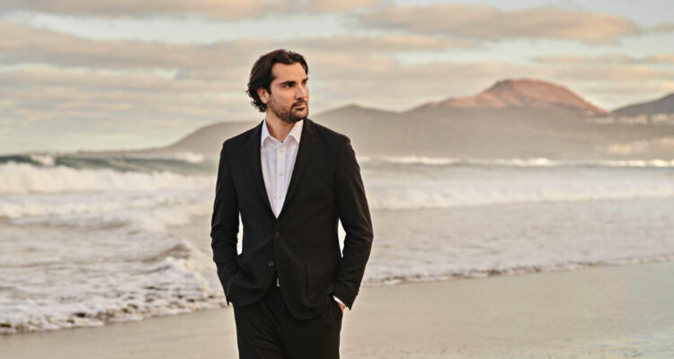 Jonathan Tetelman llega por primera vez a los escenarios chilenos: tenor presentará concierto único