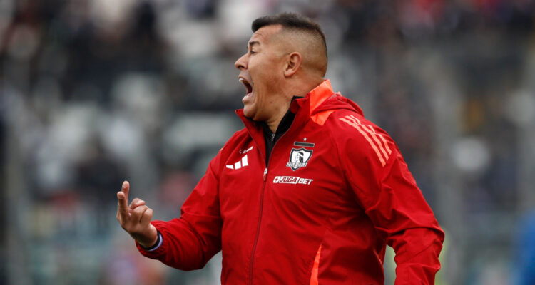 Jorge Almirón dirigiendo a Colo Colo
