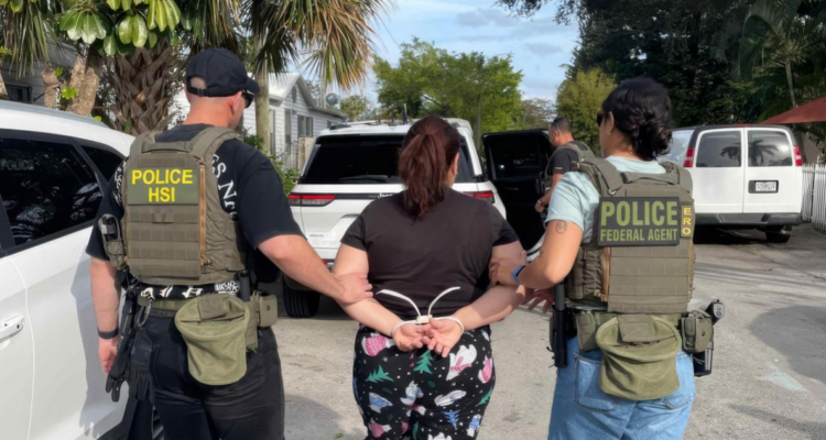 Jueza de EEUU bloquea deportaciones rápidas de migrantes