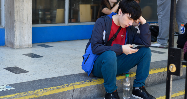 Juventud en pausa: emplear la esperanza en un país que no devuelve lo prometido