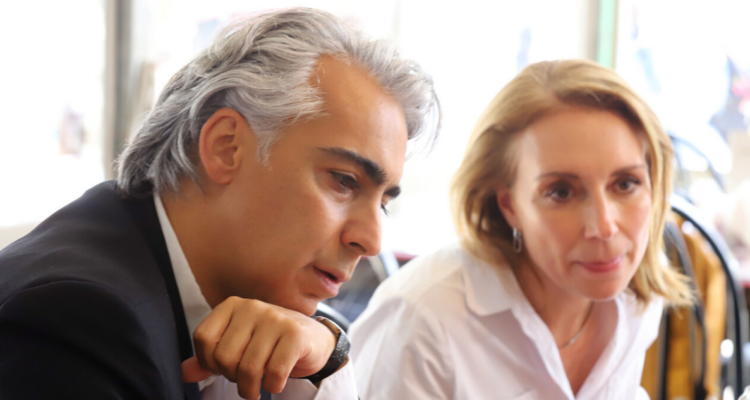 Karen Doggenweiler junto a su marido, Marco Enriquez Ominami, en referencia a campaña presidencial