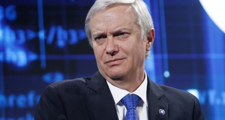 Kast explica por qué aparece en foto con líder de banda de robo de cables: “No tenía idea quién era”