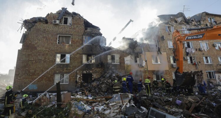 Rescatistas ucranianos trabajan en el lugar de un ataque ruso contra un edificio residencial de cinco pisos en Kiev | EFE