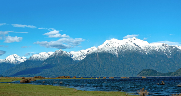 Imagen del Lago Chapo en la región de Los Lagos