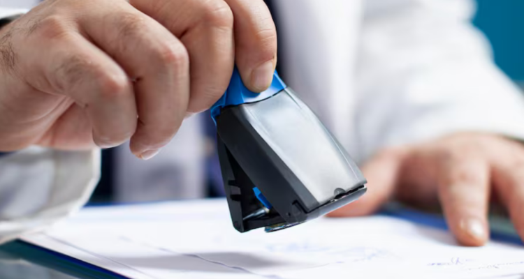 Mujer denuncia que isapre rechazó licencia por considerarla injustificada: es madre cuidadora