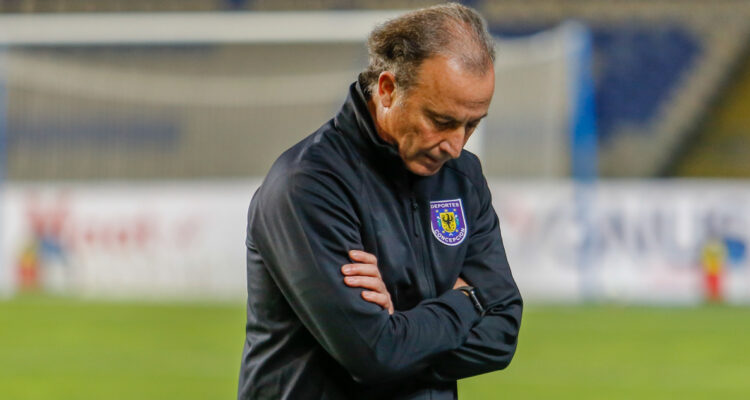 Manuel Suárez dirigiendo a Deportes Concepción en duelo frente a Curicó Unido