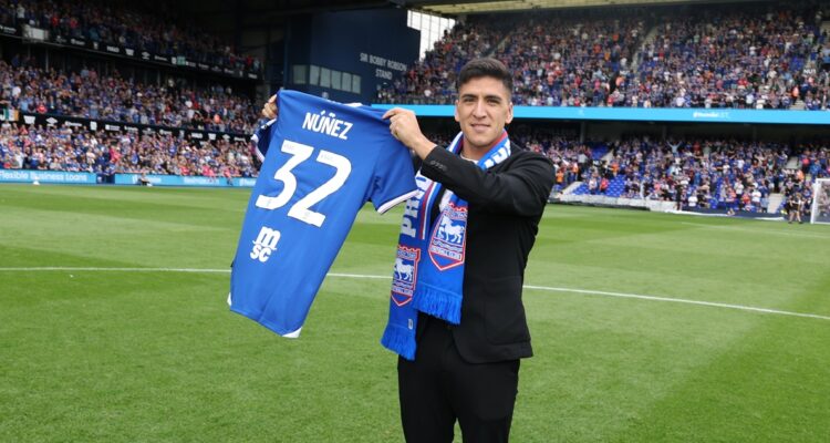 Marcelino Núñez fue presentado en Ipswich Town.