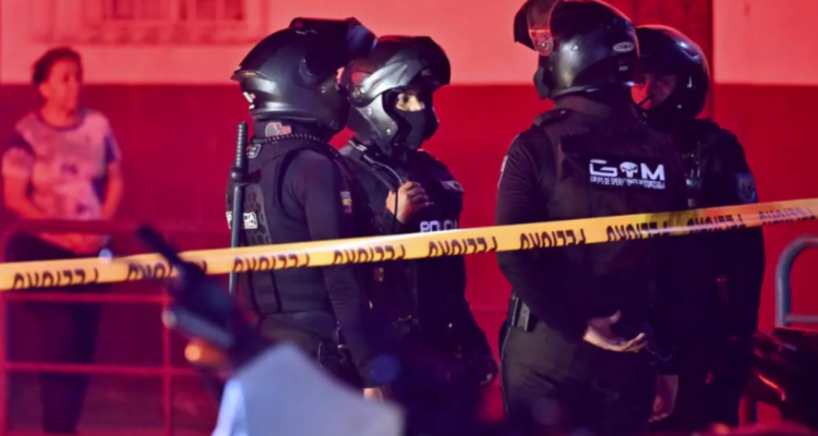 Masacre en Ecuador deja ocho muertos, entre los que está el hermano del alcalde de la localidad.