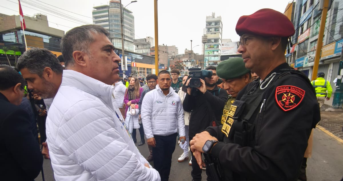 Barrio Meiggs: Desbordes viajó a Perú para conocer cómo lograron erradicar el comercio ilegal