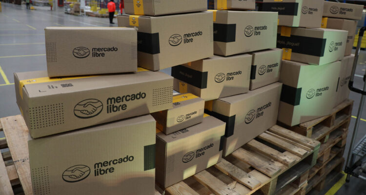 SEC carga contra Mercado Libre por vender productos sin certificación: duchas y hervidores en la mira