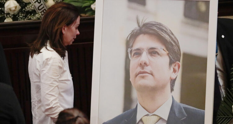 La esposa del fallecido senador y precandidato a la presidencia de Colombia Miguel Uribe Turbay, Claudia Tarazona