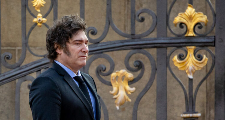 La motosierra de Javier Milei ha recortado a más de 54 mil funcionarios públicos en Argentina