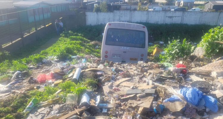 Minibús con 26 escolares cae desde cuesta a basural irregular en Coronel: solo hay heridos