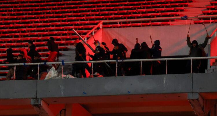 Momento de invasión de barra de Independiente en barbarie ante La U por Copa Sudamericana