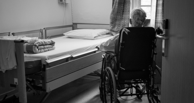 Anciano enfermo en hospital