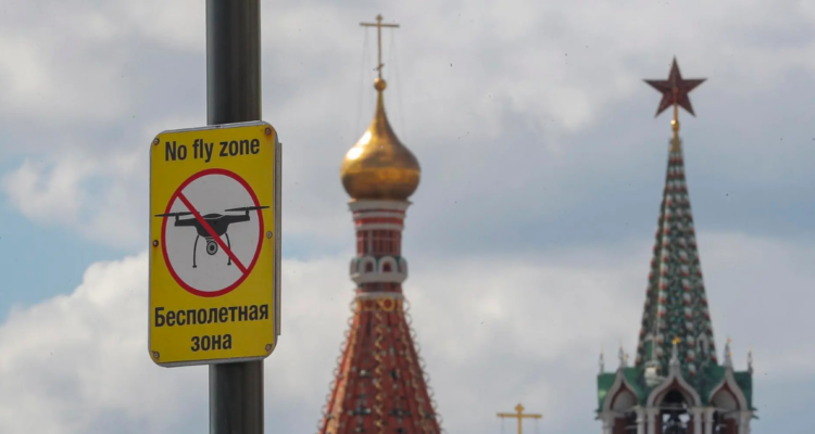 Un cartel de “Zona sin drones” en la Plaza Roja de Moscú, Rusia