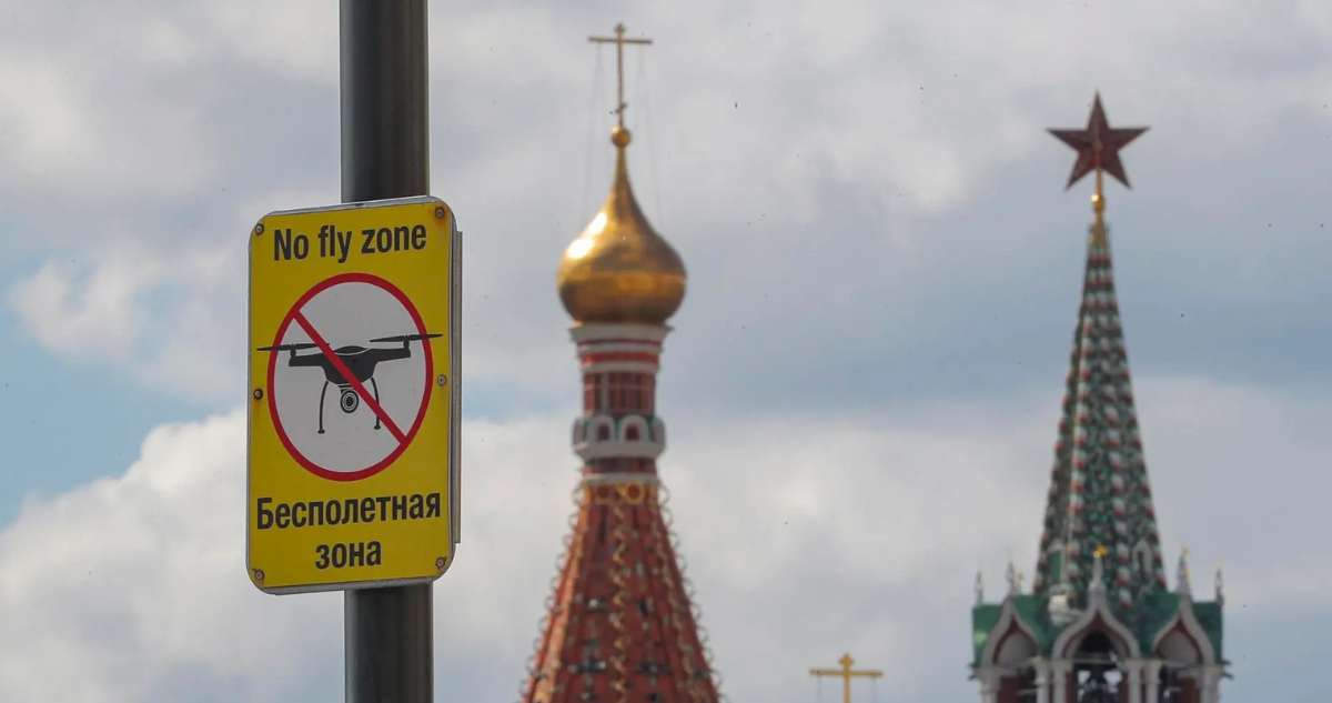 Un cartel de “Zona sin drones” en la Plaza Roja de Moscú, Rusia