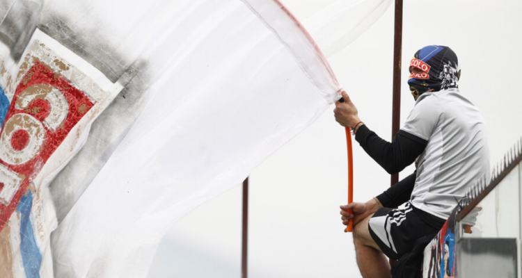 Muere hincha de Colo Colo que cayó del techo del Monumental habría intentado cambiarse de sector.