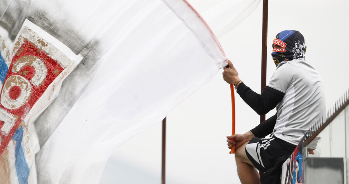 Muere hincha de Colo Colo que cayó del techo del Monumental habría intentado cambiarse de sector.