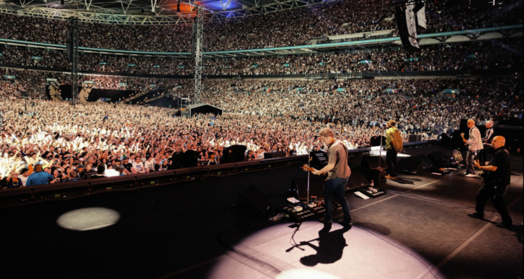 Un hombre falleció en un concierto de Oasis en Wembley tras caer de una grada.
