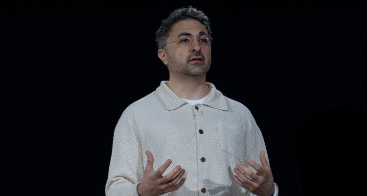 Mustafa Suleyman, CEO de Microsoft AI, que alertó sobre los riesgos de la “psicosis por inteligencia artificial”