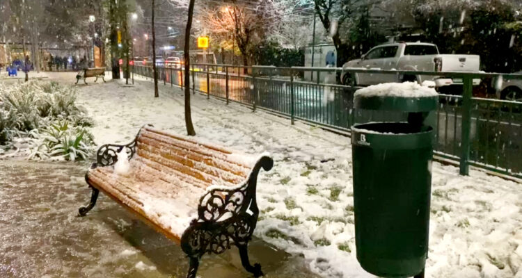 Nieve en Santiago provoca suspensión de clases y cierre de rutas precordilleranas: revisa zonas aquí