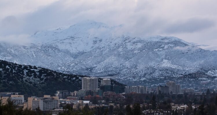 Realizan positivo balance por lluvias y nieve en Santiago: fin de semana habría mínimas de hasta -10ºC