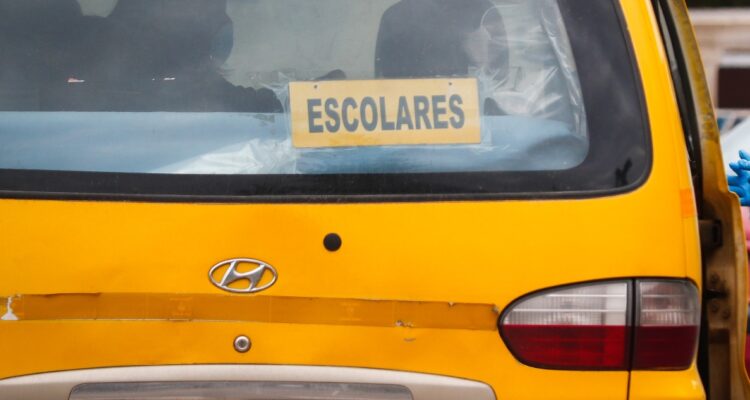 Niña es olvidada en furgón escolar y escapa por una ventana en Talcahuano