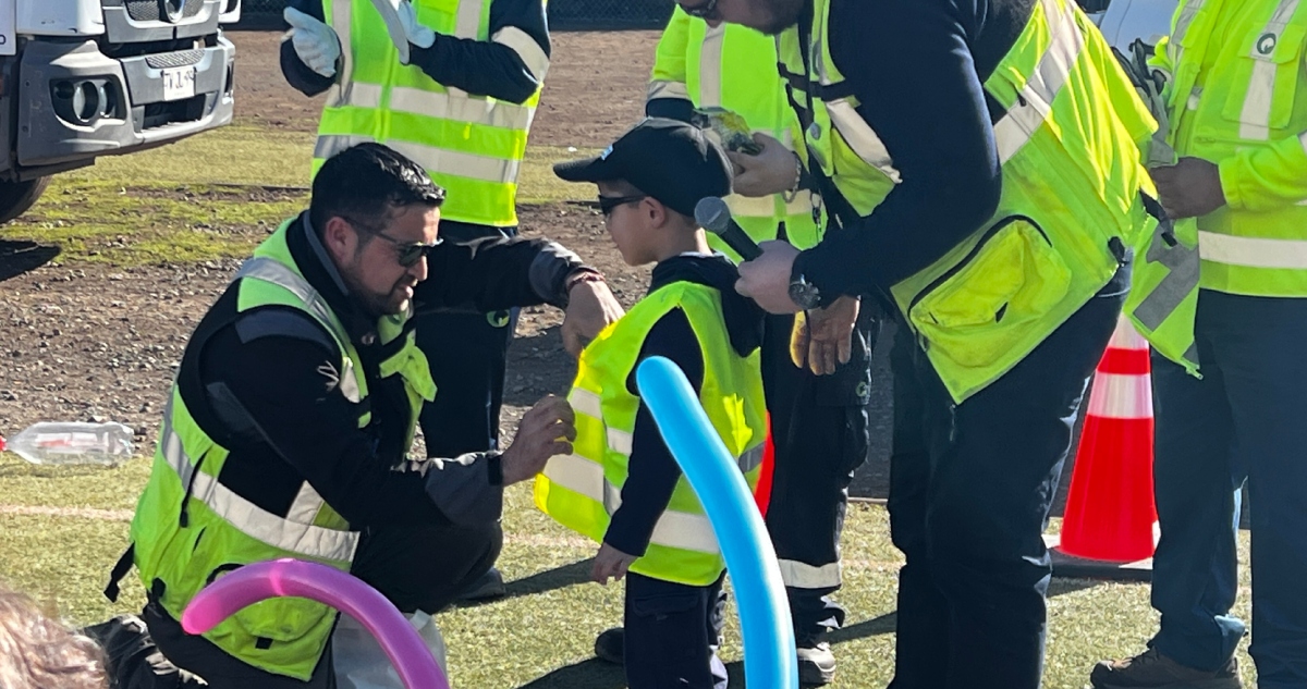 Niña sueña con ser recolector de basura en Los Ángeles