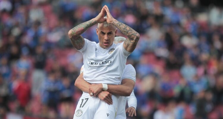 Eduardo Vargas le marcó a La U por la Liga de Primera.