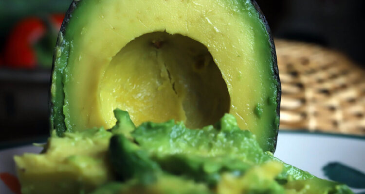 Gremio sale a defender calidad de la palta chilena tras preocupaciones por palta peruana contaminada