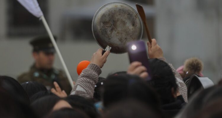 Manipuladoras de alimentos inician paro a nivel nacional y Junaeb activa plan de contingencia