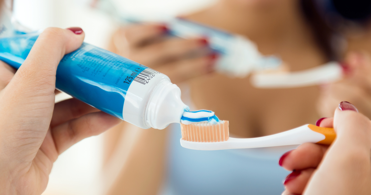 En el ojo del ISP y el Sernac: qué es el fluoruro de estaño y por qué está en tantas pastas de dientes