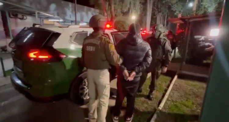 Tres detenidos y dos vehículos recuperados deja persecución en Maipú